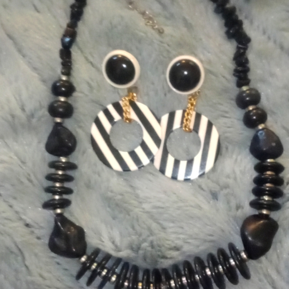 Beautiful necklace with matching earrings.
